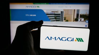Stuttgart, Almanya - 04-28-2025: Brezilyalı tarım şirketi Amaggi Group 'un logosunun bulunduğu cep telefonu web sayfası önünde ekranda. Telefon ekranına odaklan.