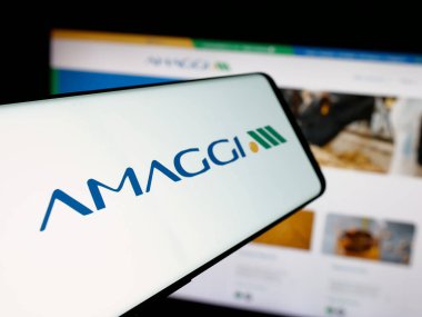 Stuttgart, Almanya - 04-28-2025: Brezilyalı tarım şirketi Amaggi Group 'un logosuna sahip akıllı telefon web sitesinin önünde ekranda. Telefon ekranının merkez soluna odaklan.