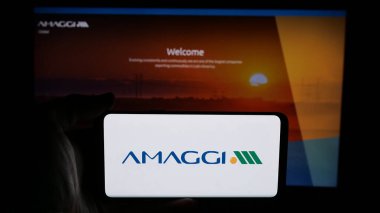 Stuttgart, Almanya - 04-28-2025: Brezilyalı tarım şirketi Amaggi Group 'un logosunun bulunduğu cep telefonu web sayfası önünde ekranda. Telefon ekranına odaklan.