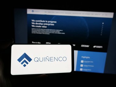 Stuttgart, Almanya - 04-28-2025: Şilili yatırım şirketi Quinenco S.A. 'nın logosuna sahip kişi web sitesinin önünde ekranda. Telefon ekranına odaklan.