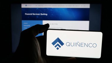 Stuttgart, Almanya - 04-28-2025: Şilili yatırım şirketi Quinenco S.A. 'nın logosunun bulunduğu cep telefonu web sayfasının önünde ekranda. Telefon ekranına odaklan.