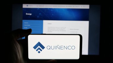 Stuttgart, Almanya - 04-28-2025: Şilili yatırım şirketi Quinenco S.A. 'nın logosunun bulunduğu cep telefonu web sayfası önünde ekranda. Telefon ekranına odaklan.