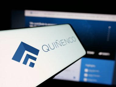 Stuttgart, Almanya - 04-28-2025: Şilili yatırım şirketi Quinenco S.A. 'nın logosuna sahip akıllı telefon web sitesinin önünde ekranda. Telefon ekranının merkez soluna odaklan.