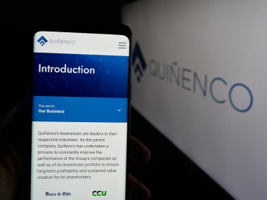 Stuttgart, Almanya - 04-28-2025: Şilili yatırım şirketi Quinenco S.A. 'nın web sayfası olan cep telefonu logonun önünde ekranda. Telefon ekranının merkezine odaklan.