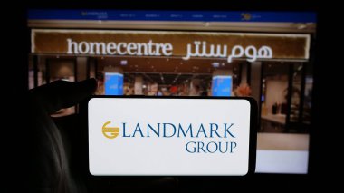 Stuttgart, Almanya - 04-28-2025: BAE holding şirketi Landmark Group 'un logosunun bulunduğu cep telefonu web sayfası önünde ekranda. Telefon ekranına odaklan.