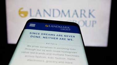 Stuttgart, Almanya - 04-28-2025: BAE holding şirketi Landmark Group 'un web sayfalı cep telefonu logonun önünde ekranda. Telefon ekranının sol üst kısmına odaklan.