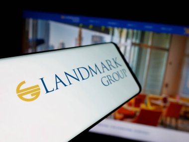 Stuttgart, Almanya - 04-28-2025: İnternet sitesi önünde üzerinde BAE holding şirketi Landmark Group logosu bulunan akıllı telefon. Telefon ekranının merkez soluna odaklan.