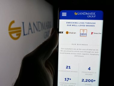 Stuttgart, Almanya - 04-28-2025: BAE holding şirketi Landmark Group 'un web sitesi olan akıllı telefon sahibi kişi logonun önünde ekranda. Telefon ekranının merkezine odaklan.