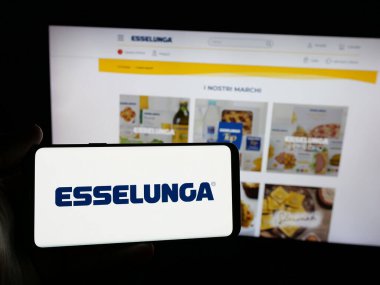 Stuttgart, Almanya - 04-28-2025: İtalyan perakende şirketi Esselunga S.P.A. 'nın logosunu taşıyan kişi web sitesinin önünde ekranda. Telefon ekranına odaklan.