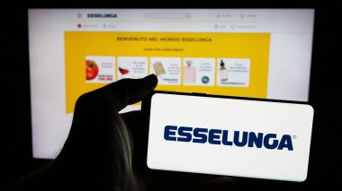 Stuttgart, Almanya - 04-28-2025: İtalyan perakende şirketi Esselunga S.P.A. 'nın logosunun bulunduğu cep telefonu web sayfasının önünde duruyor. Telefon ekranına odaklan.