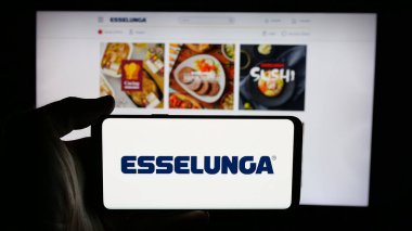 Stuttgart, Almanya - 04-28-2025: İtalyan perakende şirketi Esselunga S.P.A. 'nın logosunun bulunduğu cep telefonu web sayfası önünde ekranda. Telefon ekranına odaklan.