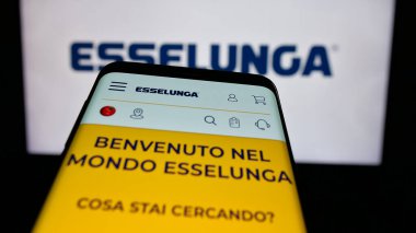 Stuttgart, Almanya - 04-28-2025: İtalyan perakende şirketi Esselunga S.P.A. 'nın internet sayfası olan cep telefonu logonun önünde ekranda. Telefon ekranının sol üst kısmına odaklan.
