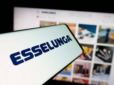 Stuttgart, Almanya - 04-28-2025: İtalyan perakende şirketi Esselunga S.P.A. 'nın logosuna sahip akıllı telefon web sitesinin önünde ekranda. Telefon ekranının merkez soluna odaklan.