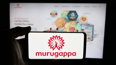 Stuttgart, Almanya - 04-28-2025: Hintli holding şirketi Murugappa Group 'un logosunun bulunduğu cep telefonu web sayfası önünde ekranda. Telefon ekranına odaklan.