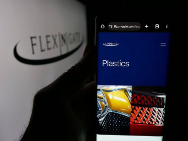 Stuttgart, Almanya - 05-02-2025: ABD 'li otomotiv şirketi Flex-N-Gate LLC' nin web sayfası olan cep telefonu logonun önünde ekranda. Telefon ekranının merkezine odaklan.