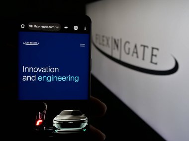 Stuttgart, Almanya - 05-02-2025: ABD 'li otomotiv şirketi Flex-N-Gate LLC' nin web sitesi olan kişi logonun önünde ekranda. Telefon ekranının merkezine odaklan.