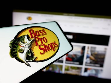 Stuttgart, Almanya - 05-02-2025: Web sitesi önünde ekranda, ABD 'li Bass Pro Shops (BPS Direct LLC) şirketinin logosuna sahip akıllı telefon. Telefon ekranının merkez soluna odaklan.