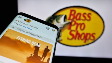 Stuttgart, Almanya - 05-02-2025: ABD 'li Bass Pro Shops (BPS Direct LLC) şirketinin web sayfası logo önünde. Telefon ekranının sol üst kısmına odaklan.