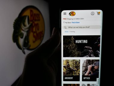 Stuttgart, Almanya - 05-02-2025: ABD 'li Bass Pro Shops (BPS Direct LLC) şirketinin web sitesi olan kişi logo önünde ekranda. Telefon ekranının merkezine odaklan.