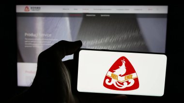 Stuttgart, Almanya - 05-02-2025: Çinli Xin Feng Ming Group Co., Ltd. şirketinin logosu olan cep telefonu web sayfasının önünde. Telefon ekranına odaklan.