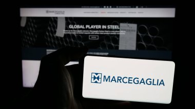 Stuttgart, Almanya - 05-02-2025: İtalyan çelik şirketi Marcegaglia S.P.A. 'nın logosunun bulunduğu cep telefonu web sayfasının önünde duruyor. Telefon ekranına odaklan.