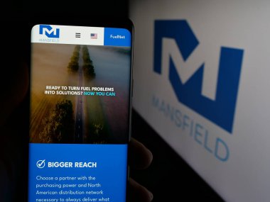 Stuttgart, Almanya - 05-02-2025: ABD 'li Mansfield Energy Corp. şirketinin web sayfası olan cep telefonu logosu önünde ekranda. Telefon ekranının merkezine odaklan.