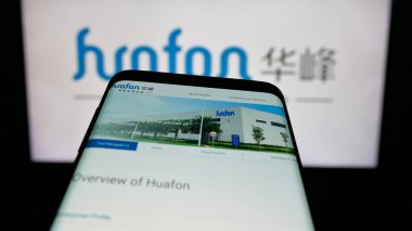 Stuttgart, Almanya - 05-02-2025: Çinli kimya şirketi Huafon Group 'un logosunu içeren akıllı telefon web sitesinin önünde ekranda. Telefon ekranının merkez soluna odaklan.