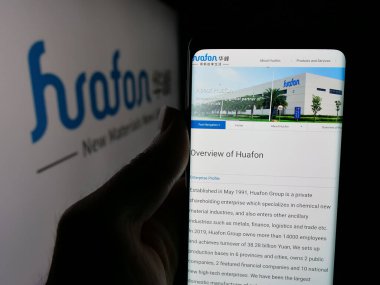 Stuttgart, Almanya - 05-02-2025: Çinli kimya şirketi Huafon Group 'un web sayfası logo önünde ekranda. Telefon ekranının sol üst kısmına odaklan.