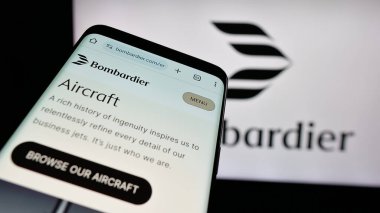 Stuttgart, Almanya - 05-02-2025: Cep telefonu Kanadalı havacılık şirketi Bombardier Inc. 'in web sayfası logonun önünde ekranda. Telefon ekranının sol üst kısmına odaklan.