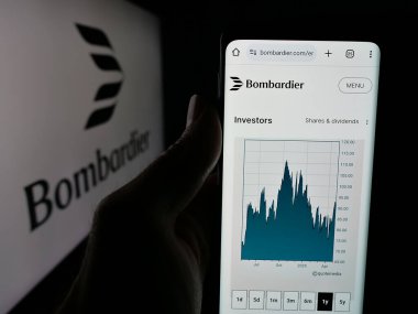 Stuttgart, Almanya - 05-02-2025: Kanadalı havacılık şirketi Bombardier Inc. 'in web sitesi ile akıllı telefon sahibi kişi logonun önünde ekranda. Telefon ekranının merkezine odaklan.