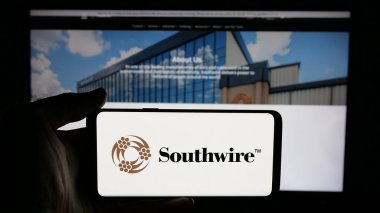 Stuttgart, Almanya - 05-02-2025: ABD kablolu şirketi Southwire Company LLLC 'nin logosuna sahip cep telefonu web sayfasının önünde ekranda. Telefon ekranına odaklan.
