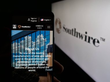 Stuttgart, Almanya - 05-02-2025: ABD kablo şirketi Southwire Company LLLC 'nin web sayfası olan cep telefonu logosu önünde ekranda. Telefon ekranının merkezine odaklan.