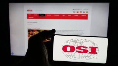 Stuttgart, Almanya - 05-02-2025: ABD 'li et işleme şirketi OSI Group LLC' nin logosuna sahip cep telefonu web sayfası önünde ekranda. Telefon ekranına odaklan.