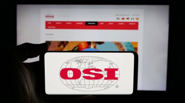 Stuttgart, Almanya - 05-02-2025: ABD 'li et işleme şirketi OSI Group LLC' nin logosunun bulunduğu cep telefonu web sayfası önünde ekranda. Telefon ekranına odaklan.