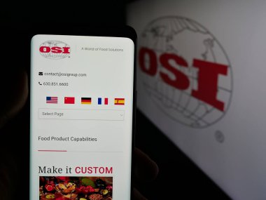 Stuttgart, Almanya - 05-02-2025: ABD 'li et işleme şirketi OSI Group LLC' nin web sayfası olan cep telefonu logonun önünde ekranda. Telefon ekranının merkezine odaklan.