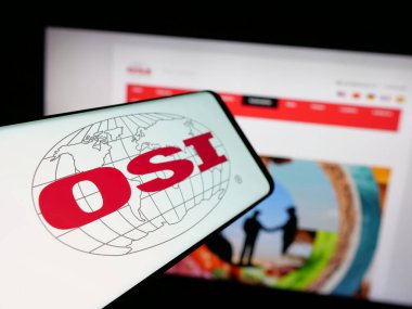 Stuttgart, Almanya - 05-02-2025: Web sitesi önünde ekranda ABD 'li et işleme şirketi OSI Group LLC' nin logosuna sahip akıllı telefon. Telefon ekranının merkez soluna odaklan.