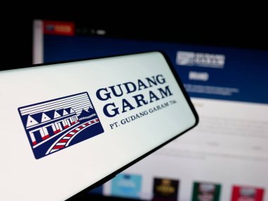 Stuttgart, Almanya - 05-02-2025: Endonezyalı tütün şirketi Gudang Garam 'ın logosuna sahip akıllı telefon web sitesinin önünde ekranda. Telefon ekranının merkez soluna odaklan.