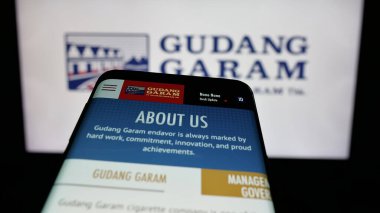 Stuttgart, Almanya - 05-02-2025: Endonezyalı tütün şirketi Gudang Garam 'ın web sayfalı cep telefonu logonun önünde ekranda. Telefon ekranının sol üst kısmına odaklan.