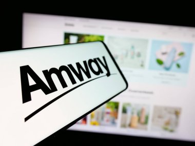 Stuttgart, Almanya - 05-02-2025: Web sitesi önünde ekranda ABD 'li çok katlı pazarlama şirketi Amway Corp' un logosuna sahip akıllı telefon. Telefon ekranının merkez soluna odaklan.