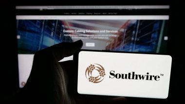 Stuttgart, Almanya - 05-02-2025: ABD kablo şirketi Southwire Company LLLC 'nin logosunun bulunduğu cep telefonu web sayfasının önünde ekranda. Telefon ekranına odaklan.