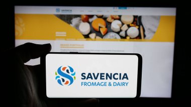 Stuttgart, Almanya - 05-03-2025: Fransız mandıra şirketi Savencia S.A. 'nın logosunun bulunduğu cep telefonu web sayfası önünde ekranda. Telefon ekranına odaklan.