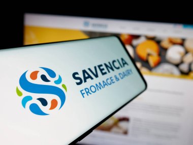 Stuttgart, Almanya - 05-03-2025: Fransız süt ürünleri şirketi Savencia S.A. 'nın logosuna sahip akıllı telefon web sitesinin önünde ekranda. Telefon ekranının soluna odaklan.
