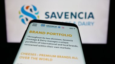 Stuttgart, Almanya - 05-03-2025: Fransız süt ürünleri şirketi Savencia S.A. 'nın web sayfası logonun önünde. Telefon ekranının sol üst kısmına odaklan.