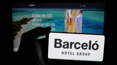 Stuttgart, Almanya - 05-03-2025: İspanyol konukseverlik şirketi Grupo Barcelo 'nun logosunun bulunduğu cep telefonu web sayfası önünde ekranda. Telefon ekranına odaklan.
