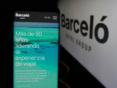 Stuttgart, Almanya - 05-03-2025: İspanyol konukseverlik şirketi Grupo Barcelo 'nun internet sayfası olan cep telefonu logonun önünde ekranda. Telefon ekranının merkezine odaklan.