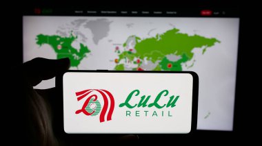 Stuttgart, Almanya - 05-03-2025: Lulu Perakende Holding şirketinin logosunun bulunduğu cep telefonu sahibi kişi web sayfasının önünde ekranda. Telefon ekranına odaklan.