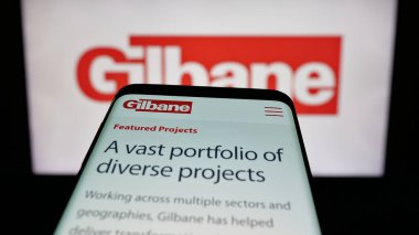 Stuttgart, Almanya - 05-03-2025: ABD 'li inşaat şirketi Gilbane Inc.' in web sayfası logo önünde ekranda. Telefon ekranının sol üst kısmına odaklan.