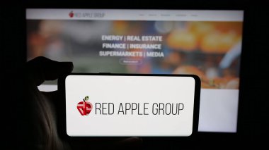 Stuttgart, Almanya - 05-03-2025: ABD 'li emlak şirketi Red Apple Group Inc.' in logosunun bulunduğu cep telefonu web sayfası önünde ekranda. Telefon ekranına odaklan.