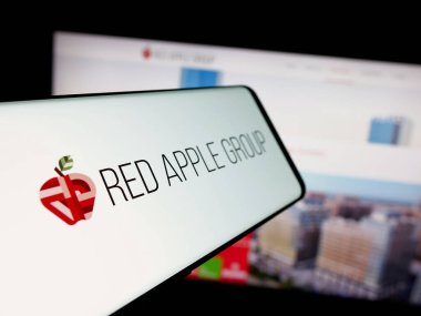 Stuttgart, Almanya - 05-03-2025: Web sitesi önünde ekranda Red Apple Group Inc. 'in logosuna sahip akıllı telefon. Telefon ekranının merkez soluna odaklan.