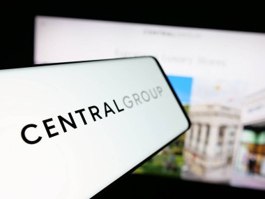 Stuttgart, Almanya - 05-03-2025: İnternet sitesi önünde ekranda Tayland şirketi Central Group logosu olan akıllı telefon. Telefon ekranının merkez soluna odaklan.